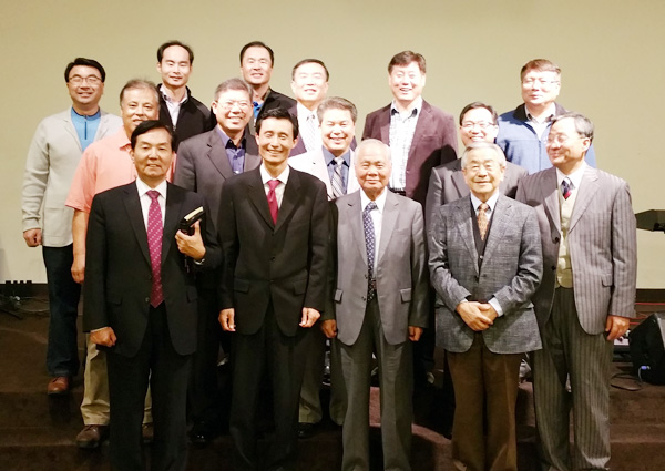 밸리교협이 12월 9일 총회를 마치고 신임회장에 곽덕근 목사(사진 앞줄 왼쪽에서 두번째)를 선출했다. 
