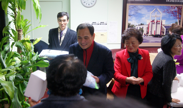 교회일보 우병만 목사가 쌀 100포를 기증, 참석한 목회자들에게 전달했다.