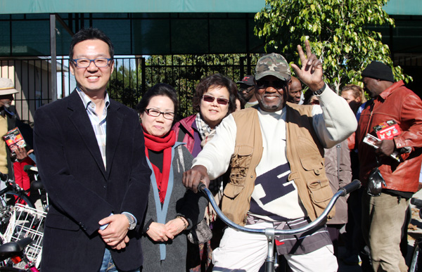 울타리선교회 자전거 선물