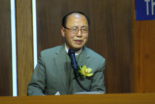 신성능 목사가 교우들에게 권면하고 있다.