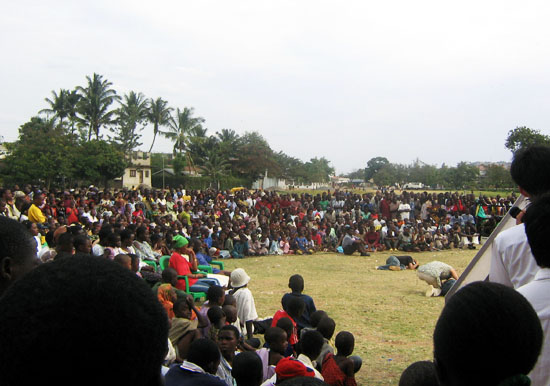 단기봉사단이 아프리카에서 야외 집회 프로그램을 진행하고 있다.  ©월드미션 프론티어