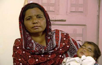 지난 11월 희생된 샤자드 마쉬의 누이가 마쉬의 아이를 안고 있다.  ©오픈도어선교회