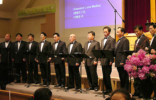 지난 6월에 진행된 기독부부합창단 정기연주회에 찬조출연한 우리엘 남성 중창단의 공연 모습 ⓒ기독일보 자료사진