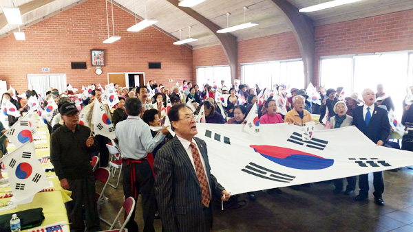 방주교회(김영규 목사)가 5년째 매달 둘째 목요일에 개최하는 사랑의 점심식사 행사가 1월에도 중앙루터교회에서 열렸다. 