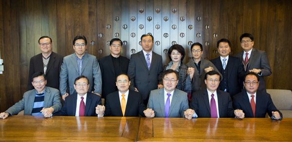 미기총과 자마가 주최하는 “도시와 미국의 부흥을 위한 지역교회 연합기도성회”가 열린다. 은혜한인교회에서 열리는 첫 행사를 준비하며 OC교협과 OC목사회의 관계자들도 참석해 손을 맞잡았다. 