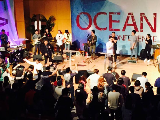 지난 오션 컨퍼런스 행사에서 저녁 집회에 앞서 찬양이 진행되고 있다.  ©오션 컨퍼런스