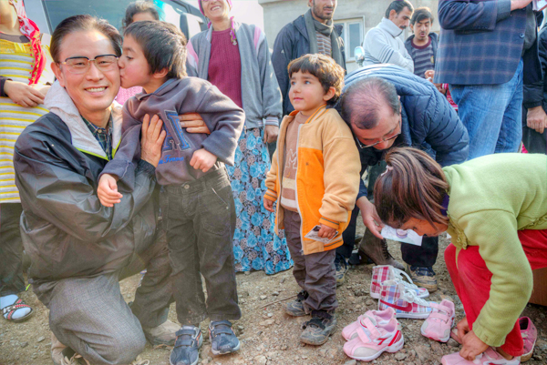 주님세운교회가 터키의 난민촌에 생필품을 전달하며 구호 활동을 펼치고 있다.