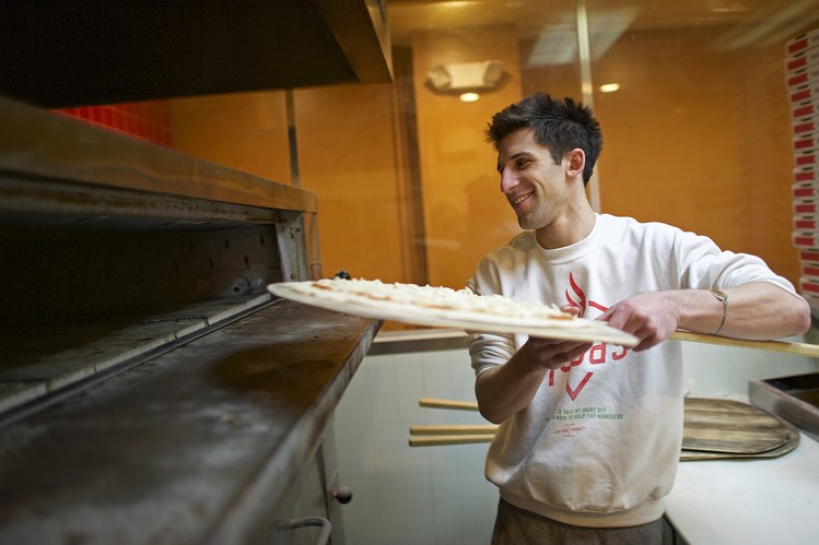 피자를 굽는 모습