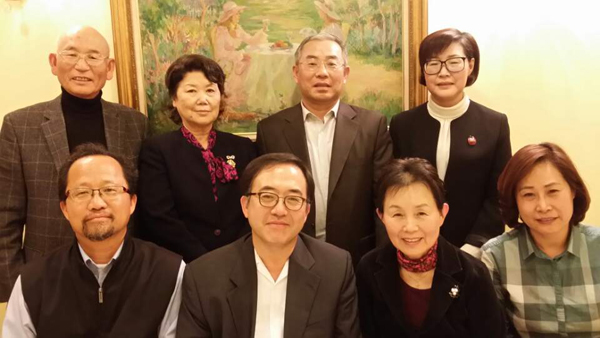 제8대 임원진이 한자리에 모여 진정한 예수사랑 실천의 미주기독한의사협회로 거듭날 것을 다짐하고 있다. 제 8대 회장 이기미(앞줄 오른쪽에서 두번째)   