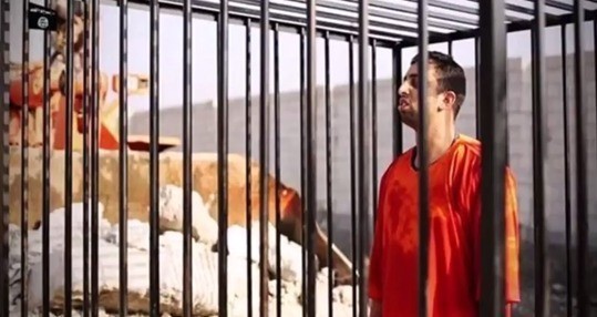 지난 3일 IS가 공개한 영상에서 요르단 조종사 마즈 알카사스베가 산 채로 불태워졌다. IS는 그동안 외국인 인질들의 참수 영상을 공개해 왔으나 이례적으로 화형을 집행했다. 이에 요르단 정부는 IS가 석방을 요구해 온 이라크 국적 여성 사형수 사지다 알리샤위 등 2명의 사형을 집행하며 즉각 대응했다