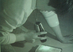 지하교회 성도들이 희미한 손전등 아래서 성경을 읽고 있는 모습.  ©RFA