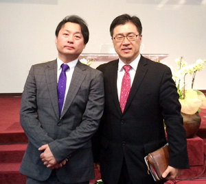 집회를 마친 후 천관웅 목사(좌)와 방상용 담임목사(우) 