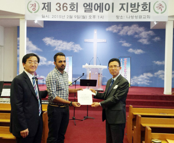 김회창 목사(좌)와 정호윤 목사(우)가 제세 다스 씨에게 장학금을 수여했다.