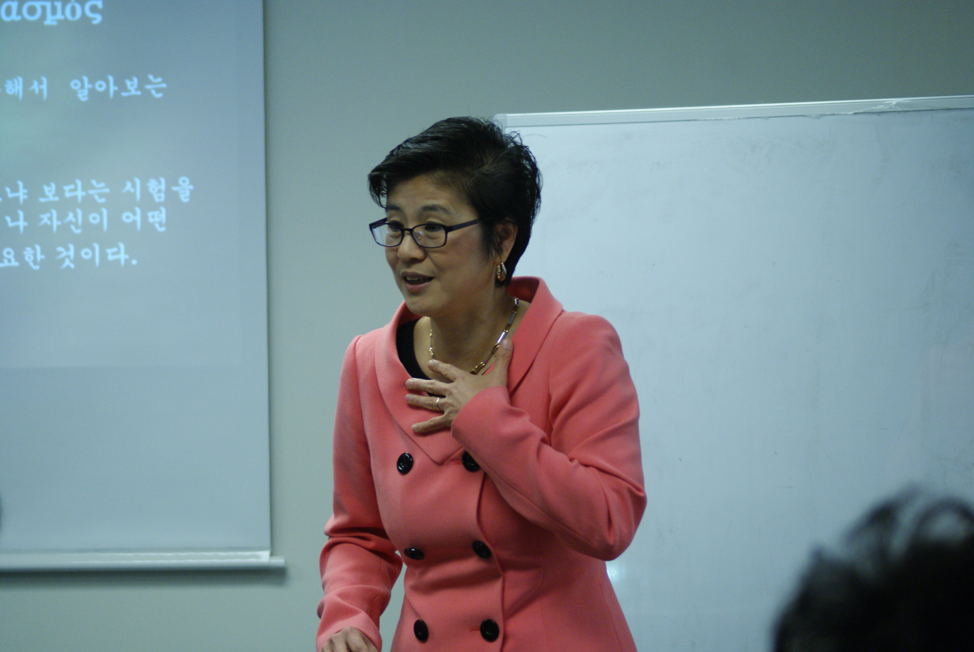 에스라성경연구원 헬라어 강좌가 10일 개강됐다. 나영애 목사가 강의하고 있다.