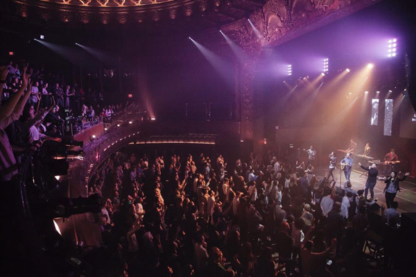 LA 다운타운 벨라스코 극장에서 드리는 LA 힐송교회의 예배