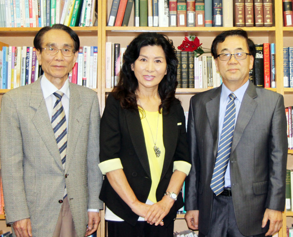  2015찬송FESTIVAL 개최를 홍보하기 위해 본사를 방문한 미주찬송가공회 관련 임원들. 이사 이경호 목사, 부회장 오성애 권사, 회계 김용섭 장로(오른쪽으로부터)