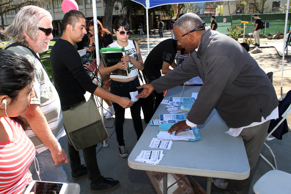 다코타 자원봉사팀이 LACC 등 학교에서 커버드 캘리포니아에 관해 설명하고 학생들의 선택과 가입을 돕고 있다.