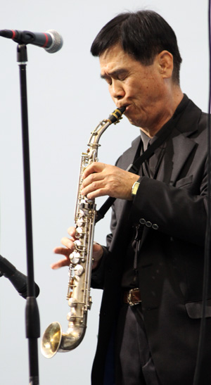 정 목사가 “내 영혼이 그윽이 깊은 데서”를 재즈 형식으로 편곡해 연주하고 있다.