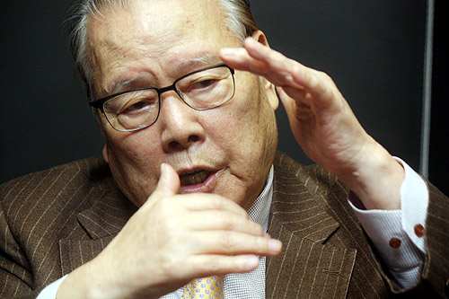 이어령 박사는 "세례를 받고 '문지방에 서 있다'고 말했는데, 7년이 지난 지금도 저는 여전히 죄인인 채로 문지방 위에 서 있다"며 "들어온 것도 나간 것도 아닌, 그 문지방 위의 긴장이 존재하는 한 죄인인 채로 하나님 앞에 서 있을 수 있다"고 말했다. ⓒ김진영 기자