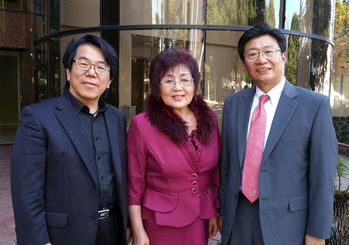 행사를 준비 중인 관계자들. 음악감독 송규식 목사, 남가주한인목사회 회장 백지영 목사와 수석부회장 엄규서 목사.