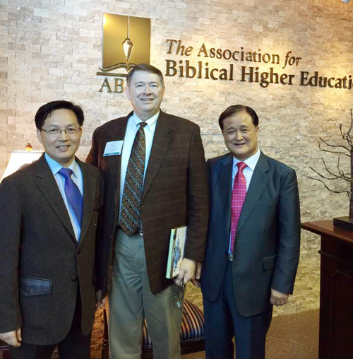 미주성결교단의 신학교인 미성대학교가 ABHE의 정회원으로 인가됐다. 사진은 교무처장 윤석길 박사, ABHE 인가위 대표 토니 부차난 박사, 총장 류종길 박사
