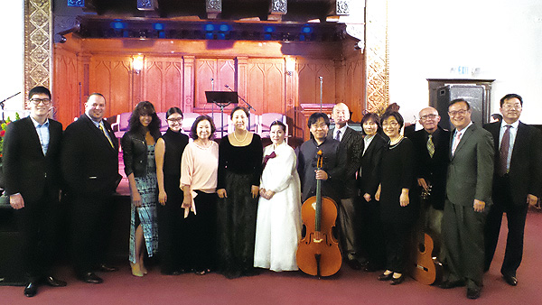 찬양예배 순서를 맡아 섬겨준 남가주광염교회 성도들과 코이노니아 ‘Wings of Joy’ 찬양팀이 한자리에 모여 기념촬영하고 있다. 정우성 목사와 박종희 목사(오른쪽에서 두 번째와 아홉 번째)