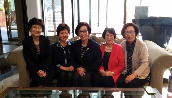 (왼쪽부터) 세계기도일을 준비하고 있는 남가주지부의 임원들. 홍보부장 홍수지 권사, 증경총회장 정의희 권사, 회장 이린애 장로, 감사 현하숙 권사, 증경회장 석승연 권사.