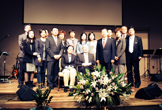 집회를 마친 뒤, 주요 관계자들이 기념촬영했다. 