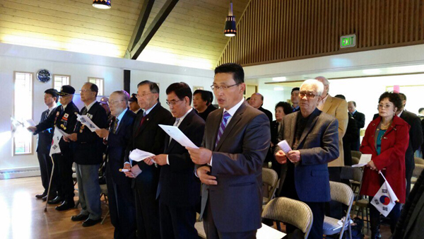 삼일절 노래를 부르는 참석자들