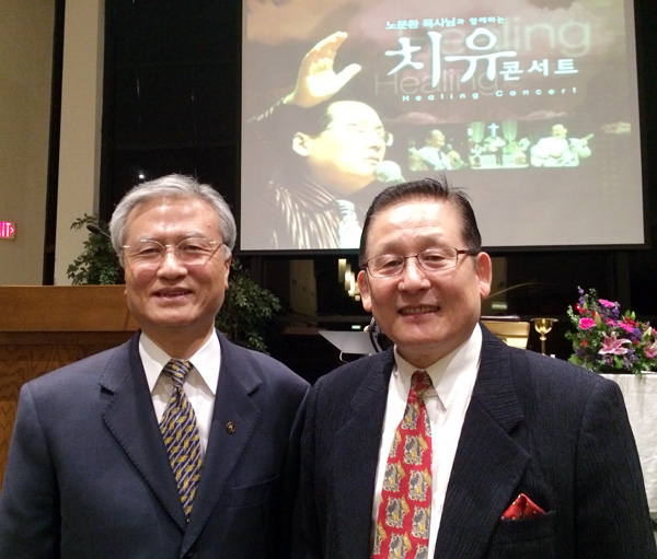 집회를 마친 후 김용철 담임목사와 노문환 목사.
