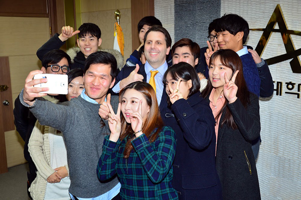 그는 국립 안동대학교 학생들과 토론이 즐거웠다고 했다