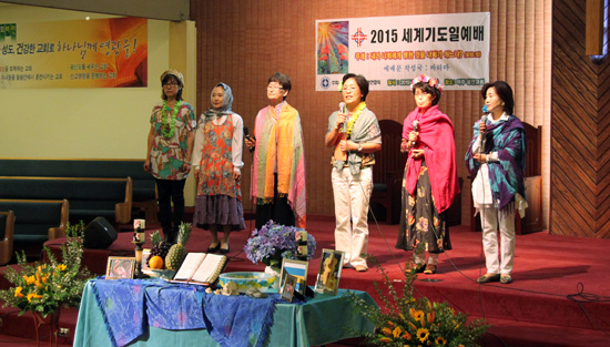 세계기도일 예배에 참석한 여성들이 바하마 여성의 복장을 입고 기도문을 낭독하고 있다. 