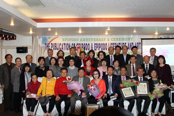 수상자 및 축하객들이 한자리에 모여 기념촬영하고 있다, 에피포도예술인협회 대표 백승철 목사와 문학분야 본상 수상자 석정희 시인(앞줄 맨 오른쪽으로부터 네번째와 다섯번 째) 