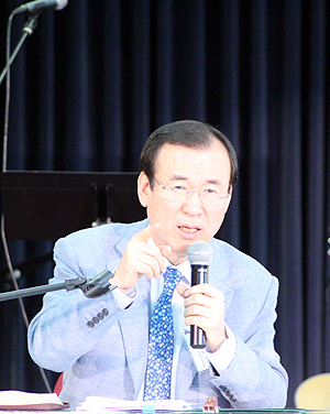 최성규 목사가 자신의 효 목회에 관해 설파하고 있다.