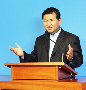 새생명축제에 복음을 전하고 있는 강양규 목사