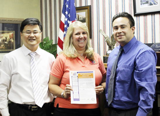 이 박람회를 준비하는 이들이 로레타 산체스 하원의원 사무실에서 3월 30일 기자회견을 열고 행사를 설명했다. 이지락 소장(샬롬센터), 카니 델 토로시안 매니저(HOC), 까를로스 우르키자 담당관(산체스 하원의원 사무실 노인 분야 담당).