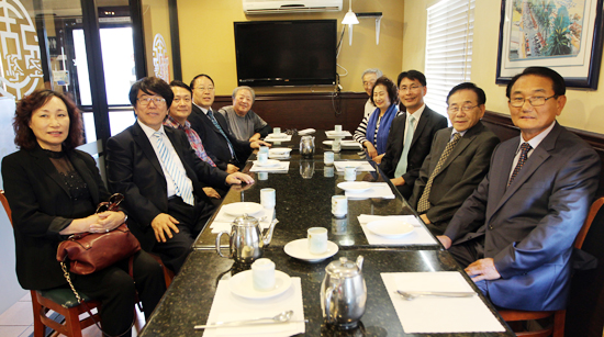 아가페 코랄의 주요 관계자들이 합창단 첫 모임을 준비하며 한 자리에 모였다.