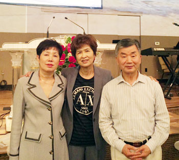 최성숙 권사(좌)와 남편 이중철 장로(우). 가운데는 이수경 목사 