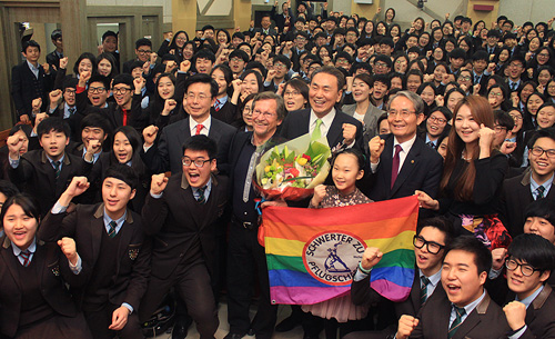 SDC인터내셔널스쿨을 방문한 크리스토프 보네베르거 목사(꽃다발 왼쪽)가 SDC 이사장 서대천 목사(꽃다발 오른쪽) 및 학생들과 기념촬영을 하고 있다. ⓒ송경호 기자