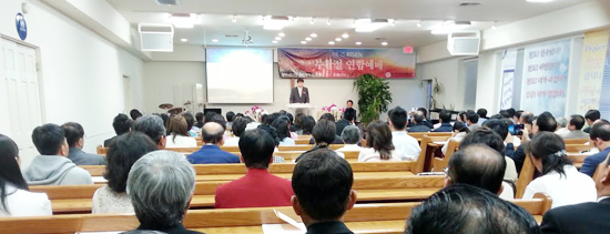 부활절 연합예배에서 남가주교협 회장 최혁 목사가 인사말을 전하고 있다