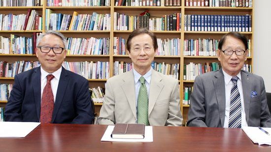 효사랑선교회의 회장 김영찬 목사와 글짓기 부문 심사위원장 임영호 목사(미주한인기독문인협회 직전회장), 그림 부분 심사위원장 윤덕기 회장(아리랑아트)