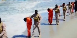복면을 한 IS 대원들이 기독교인 인질들을 데리고 이동하는 모습. ⓒ영상 캡쳐