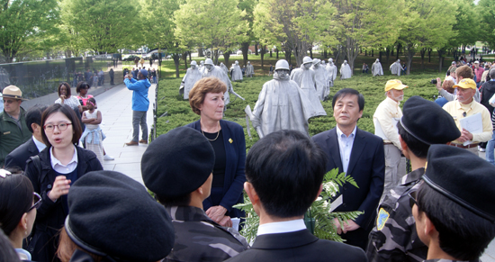 수잔 솔티 대표와 탈북자단체 대표들이 한국전쟁 참전용사 기념비 앞에서 기념행사를 갖고 있다.