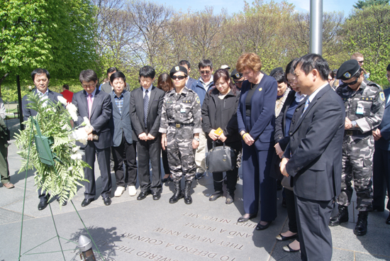 수잔 솔티 대표와 탈북자단체 대표들이 한국전쟁 참전용사 기념비 앞에서 기념행사를 가졌다. 강철호 목사가 대표로 기도하고 있다.