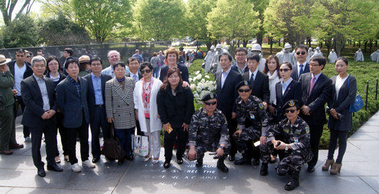 수잔 솔티 대표와 탈북자단체 대표들이 한국전쟁 참전용사 기념비 앞에서 기념행사를 가졌다.