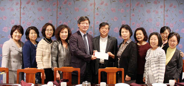 나성영락교회 안나장학회가 미주장로회신학대학교에 1만 달러를 기부했다. 사진 좌측 다섯번째부터 이상명 총장, 김경진 목사, 정화순 회장.