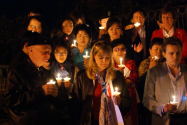 강철호 목사의 기도로 촛불시위를 모두 마쳤다. 중국의 탈북자 강제북송 중단을 위해 함께 기도하는 참석자들