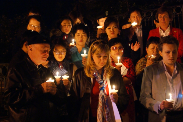 강철호 목사의 기도로 촛불시위를 모두 마쳤다. 중국의 탈북자 강제북송 중단을 위해 함께 기도하는 참석자들