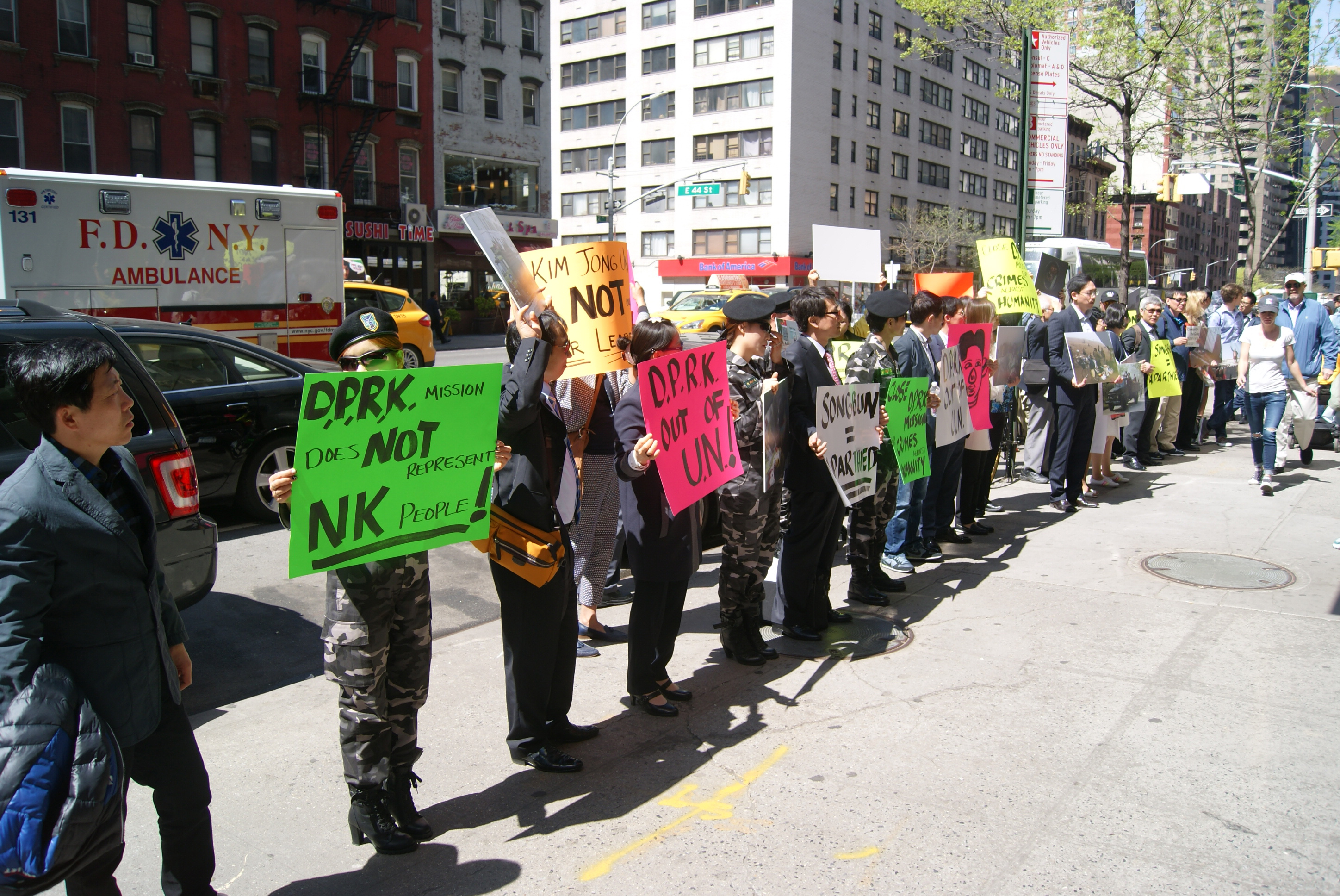 북한자유주간을 맞아 미국을 방문한 탈북자단체대표들이 30일 유엔 북한대표부 건물 앞에서 북한 인권 상황 개선을 촉구하는 시위를 벌였다.
