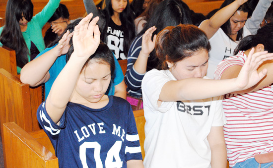 몽족 청년들이 예수를 구원자로 영접하고 결단하고 있다.